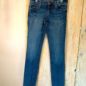 American Eagle Stretch Skinny jeans. Size: 8.